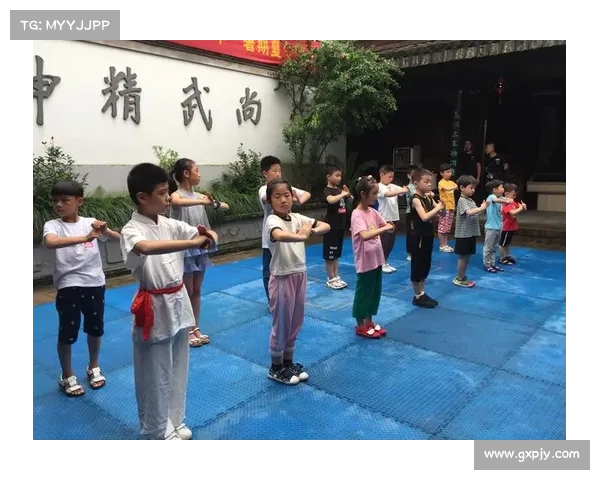 武博会吉祥物嘿嘿与哈哈携手抱拳礼共迎盛会友谊长存